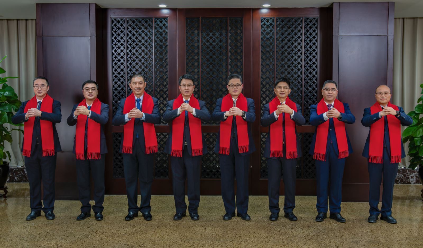 公司领导班子向全体干部员工拜年
